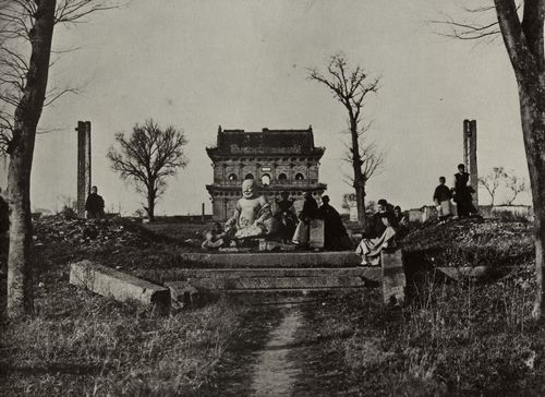 Chinesischer Photograph um 1865: Europer und Chinesen bei einem Tempel neben Soochow