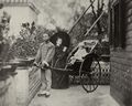 Chinesischer Photograph um 1875: Europäische Frau mit Kind