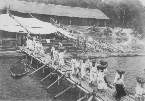 Paraguayischer Photograph um 1885: Frauen tragen Orangen zum Schiff