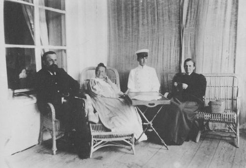Russischer Photograph: Frst Jewgenij Nikolajewitsch Trubezkoj mit seiner Familie in ihrem Landhaus in Begutschino