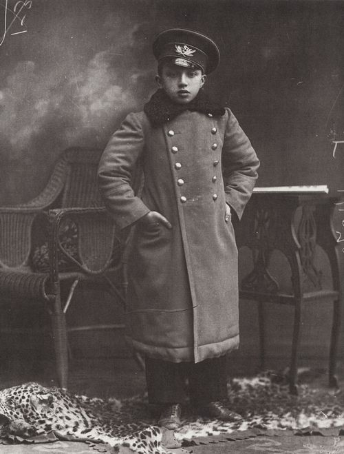 Russischer Photograph um 1904: Gymnasiast in seiner Schleruniform. St. Petersburg