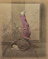Japanischer Photograph um 1885: Gymnastik vor dem Paravent
