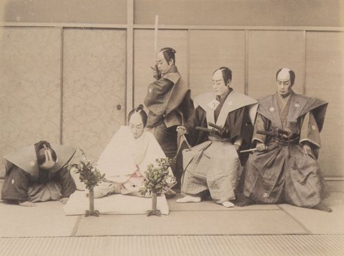 Japanischer Photograph um 1890: Harakiri im Fotostudio