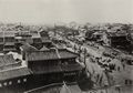 Chinesischer Photograph um 1865: Ha-ta-men Straße, vom Ha-ta Tor auf der Ostseite der Südmauer von Peking