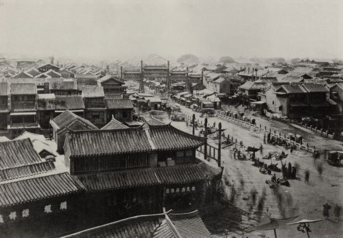 Chinesischer Photograph um 1865: Ha-ta-men Strae, vom Ha-ta Tor auf der Ostseite der Sdmauer von Peking