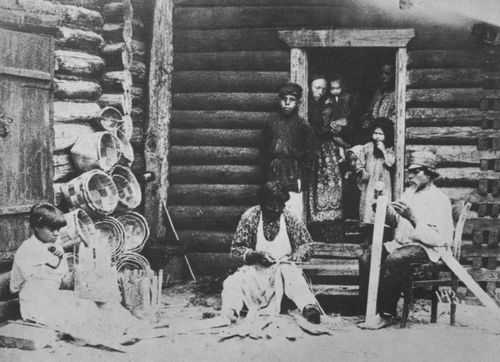 Russischer Photograph um 1890: Hausarbeit: Schnitzen hlzerner Haushaltsgerte, Spinnen, Weben, Holzdruck und Korbflechten