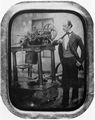 Deutscher Photograph um 1855: Herr mit Dampfmaschine