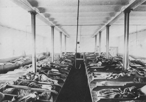 Russischer Photograph um 1900: Hlzerne Schlafpritschen im Arbeiterschlafsaal einer unbekannten Fabrik