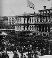 Amerikanischer Photograph um 1865: Lincolns Beerdigungszug vor dem Rathaus