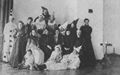 Russischer Photograph um 1898: Maskenfeste und Liebhabertheater, häufig unter Beteiligung benachbarter Familien, sorgten in den langen Monaten der Abwesenheit von der Stadt für Abwechslung