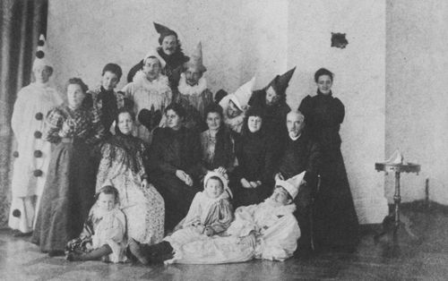 Russischer Photograph um 1898: Maskenfeste und Liebhabertheater, hufig unter Beteiligung benachbarter Familien, sorgten in den langen Monaten der Abwesenheit von der Stadt fr Abwechslung