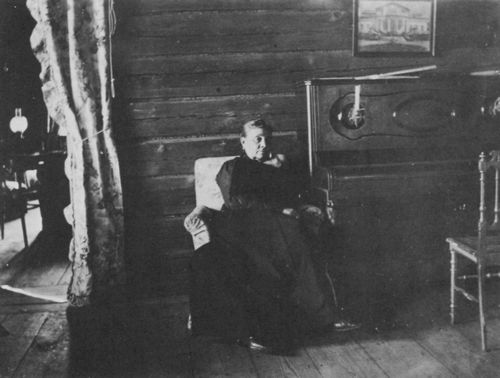 Russischer Photograph: Pensa; ber dem Klavier hngt die Photographie eines weiteren Hauses der Familie