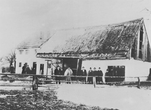 Deutscher Photograph um 1901: Tatortaufnahme. Nach einem »dramatischen Bombardament« wurde in diesem Haus in Geisenhofen bei Frstenfeldbruck Mathias Kneil festgenommen