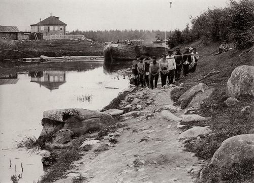 Russischer Photograph um 1895: Treidler an einem Nebenfluss der Volga