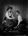 Italienischer Photograph um 1870: Zwei Knaben in einem Atelier