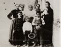 Verga, Giovanni: Lidda und Giovannino Verga Patriarca mit Bauernfrauen und ihren Kindern, Tebidi