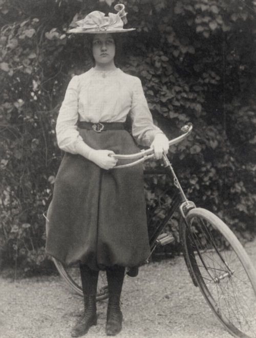 Zola, Francois Emile: Denise mit dem Rad, das der Vater ihr 1899 schenkte