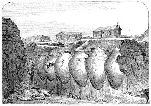 Nr. 8. Das Weinmagazin mit seinen neun riesigen Krügen (pitoi) in der Tiefe unter dem Athene-Tempel.
