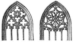 Gotische Kirchenfenster mit Maßwerk.