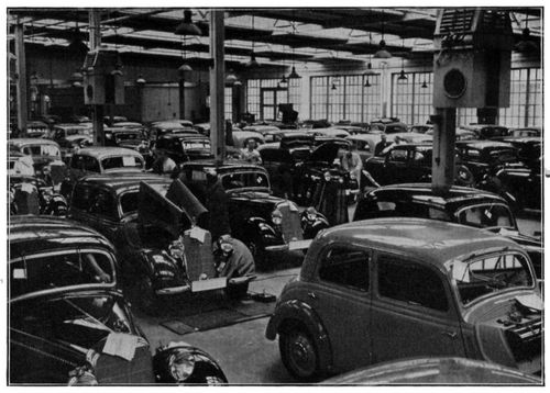 Abb. 30. Blick in eine der Fertigmontage-Hallen im Werk Untertrkheim der heutigen Daimler-Benz ...